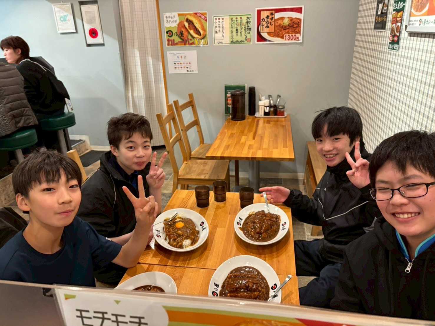 遠征 男子食事風景