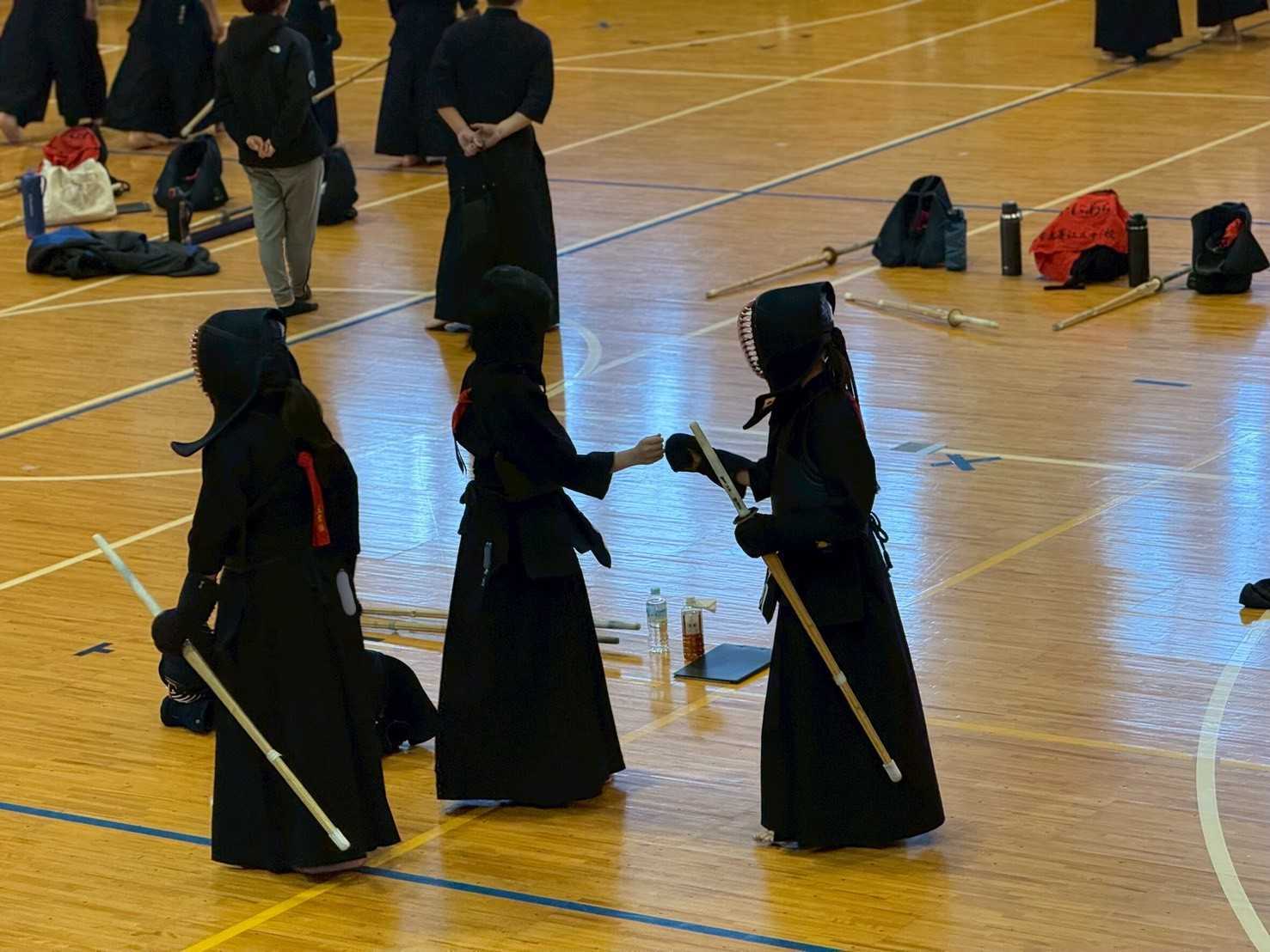 大会 試合 グータッチ