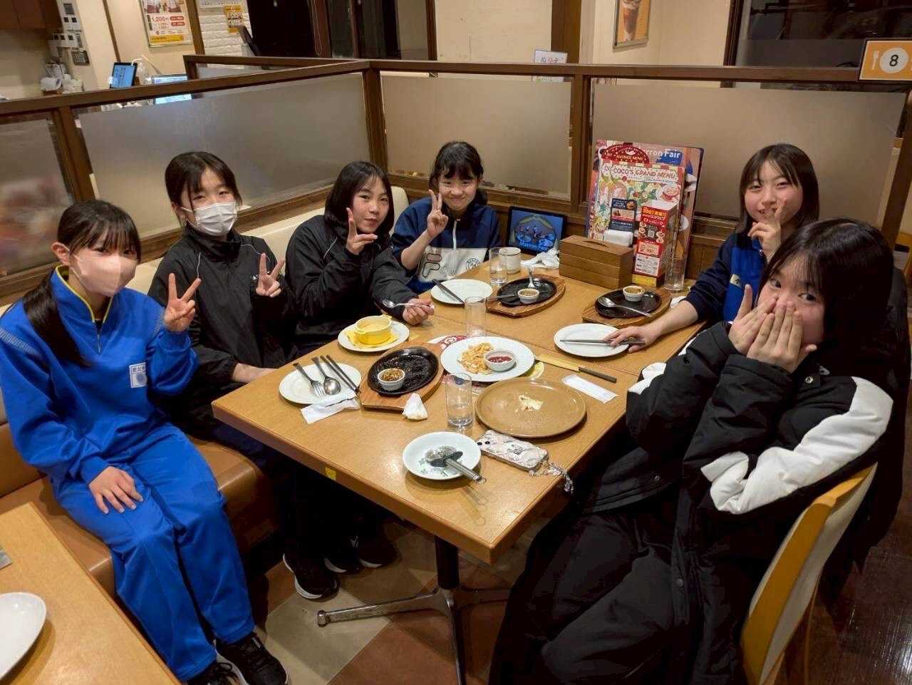 遠征 女子食事風景